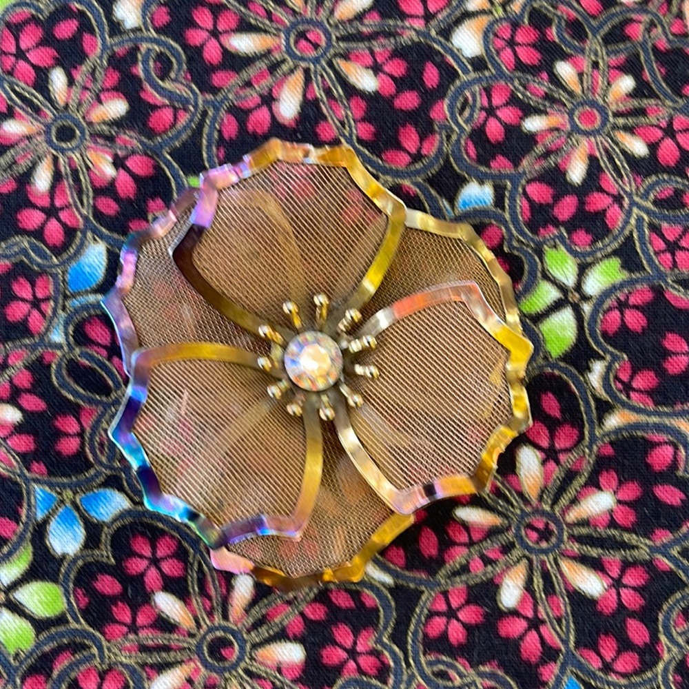 🌺 VINTAGE Floral, Rhinestone Brooch w/Brass Edging & Mesh Detail. Engraved BED!